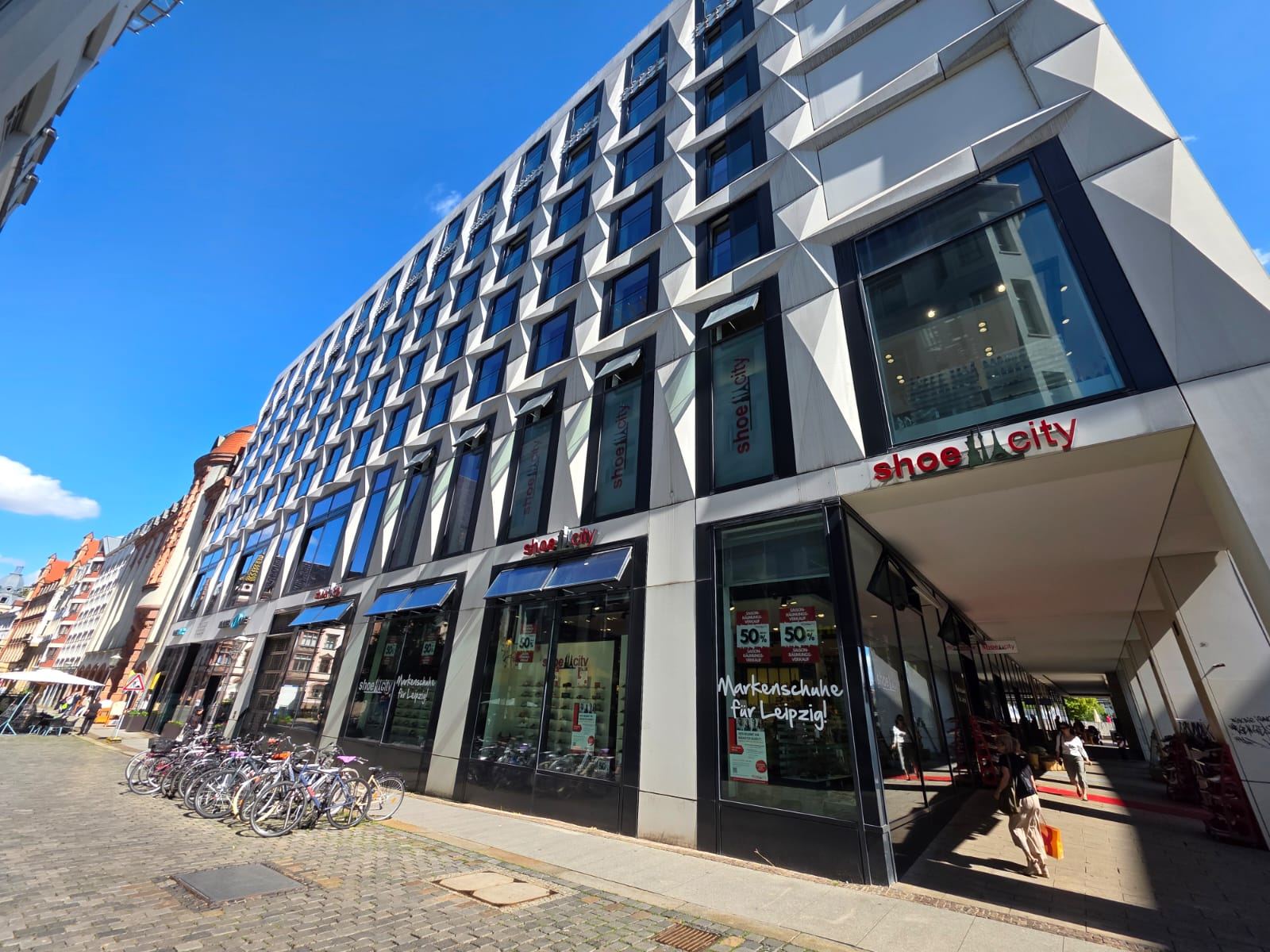 Gebäudekomplex Motel One in Leipzig mit Ladenfront shoe city